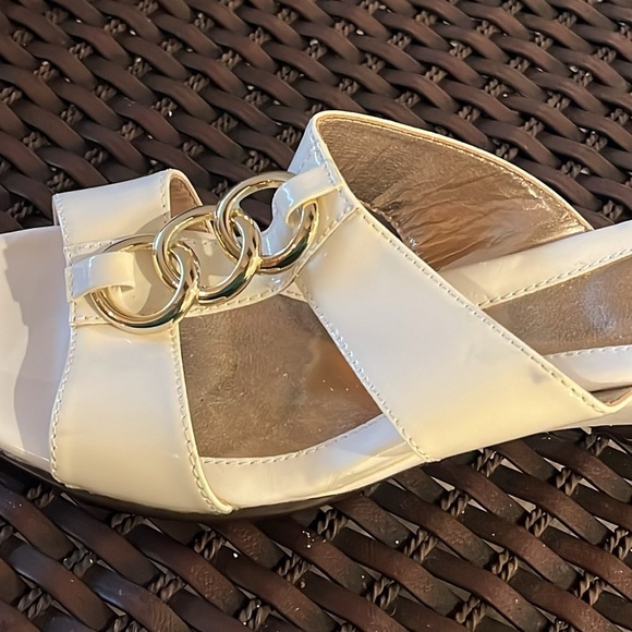 Sofft cream patent leather wedge sandals with gold hardware sz 8M - Picture 9 of 11